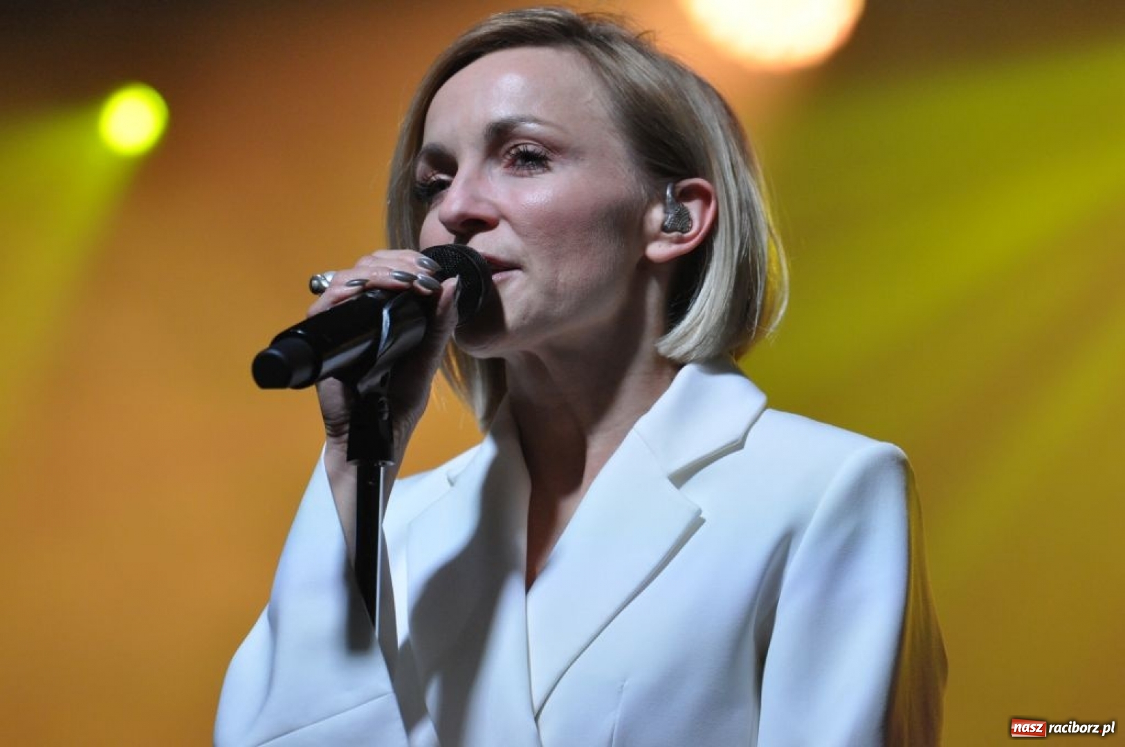 Zdjęcie w galerii na portalu naszraciborz.pl: Spotkanie opłatkowe pracowników Eko-Okna S.A – koncert Ani Wyszkoni  wiadomości z regionu