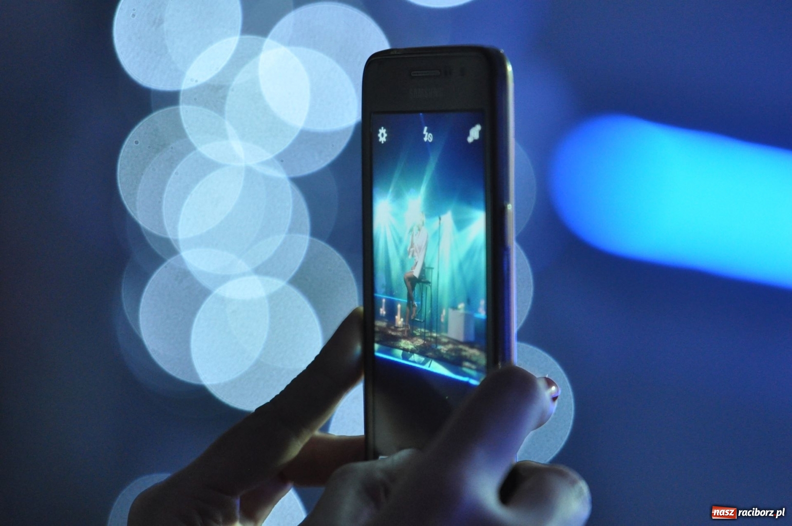 Zdjęcie w galerii na portalu naszraciborz.pl: Spotkanie opłatkowe pracowników Eko-Okna S.A – koncert Ani Wyszkoni  wiadomości z regionu