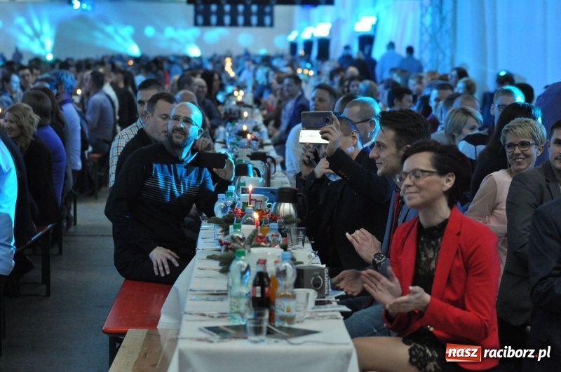 Zdjęcie w galerii na portalu naszraciborz.pl: Spotkanie opłatkowe pracowników Eko-Okna S.A – koncert Ani Wyszkoni  wiadomości z regionu