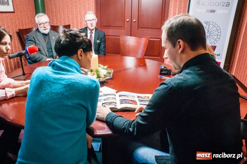 Zdjęcie w galerii na portalu naszraciborz.pl: Nagrodzony Oskarem Piotr Szuter gościł u prezydenta Raciborza wiadomości z regionu