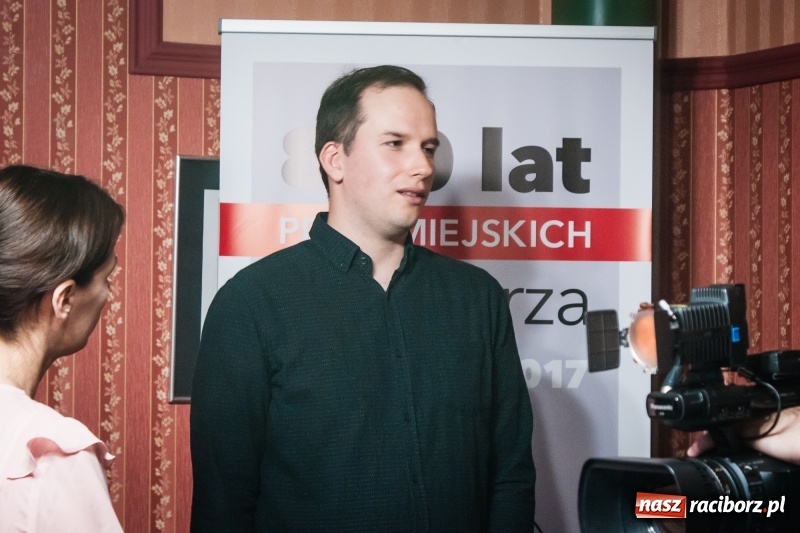 Zdjęcie w galerii na portalu naszraciborz.pl: Nagrodzony Oskarem Piotr Szuter gościł u prezydenta Raciborza wiadomości z regionu