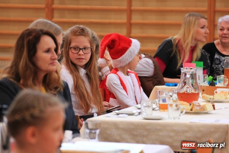 Zdjęcie w galerii na portalu naszraciborz.pl: Kolędy w języku niemieckim zabrzmiały w szkole w Kornowacu wiadomości z regionu