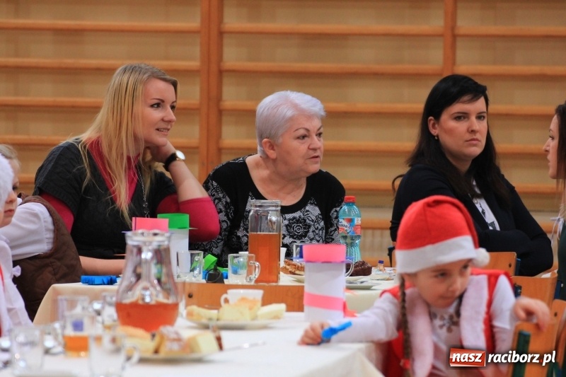 Zdjęcie w galerii na portalu naszraciborz.pl: Kolędy w języku niemieckim zabrzmiały w szkole w Kornowacu wiadomości z regionu