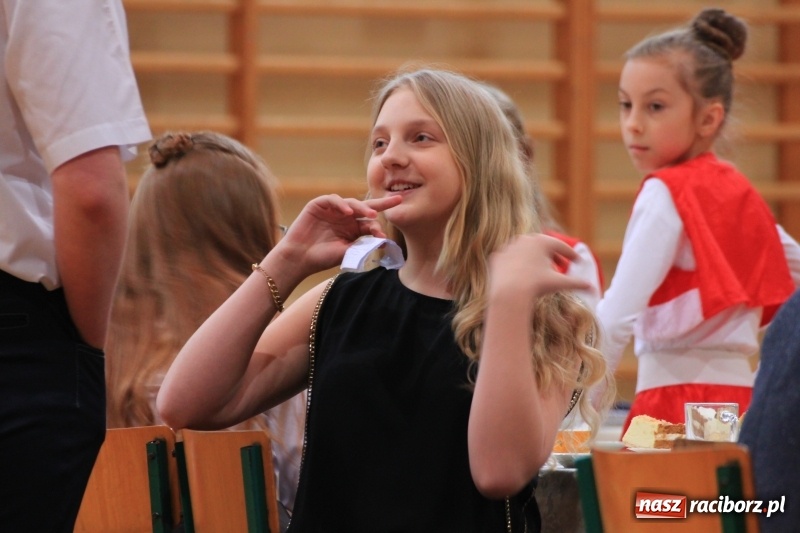 Zdjęcie w galerii na portalu naszraciborz.pl: Kolędy w języku niemieckim zabrzmiały w szkole w Kornowacu wiadomości z regionu