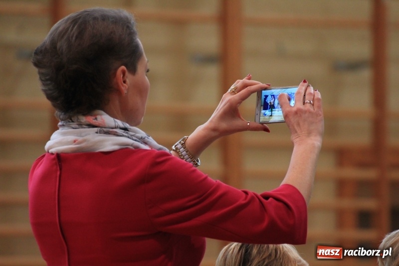 Zdjęcie w galerii na portalu naszraciborz.pl: Kolędy w języku niemieckim zabrzmiały w szkole w Kornowacu wiadomości z regionu