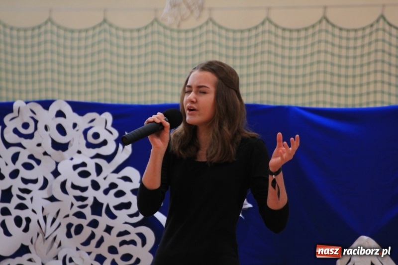 Zdjęcie w galerii na portalu naszraciborz.pl: Kolędy w języku niemieckim zabrzmiały w szkole w Kornowacu wiadomości z regionu