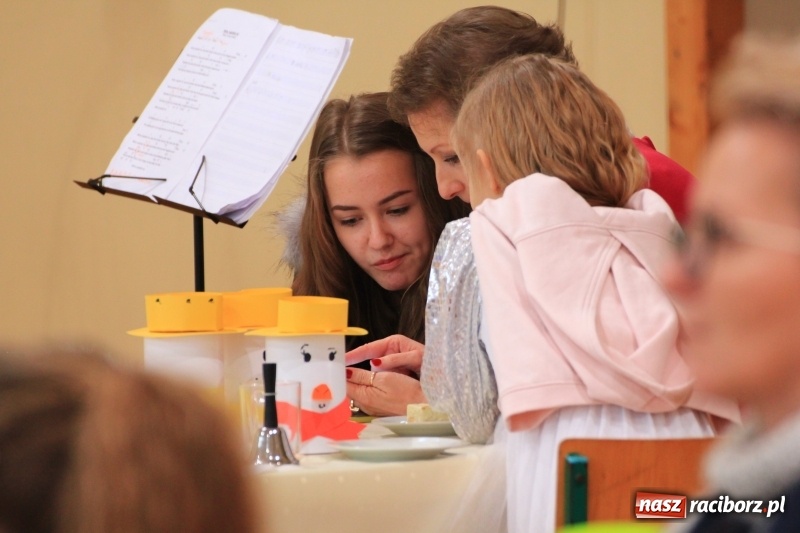 Zdjęcie w galerii na portalu naszraciborz.pl: Kolędy w języku niemieckim zabrzmiały w szkole w Kornowacu wiadomości z regionu