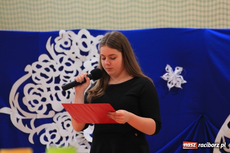 Zdjęcie w galerii na portalu naszraciborz.pl: Kolędy w języku niemieckim zabrzmiały w szkole w Kornowacu wiadomości z regionu