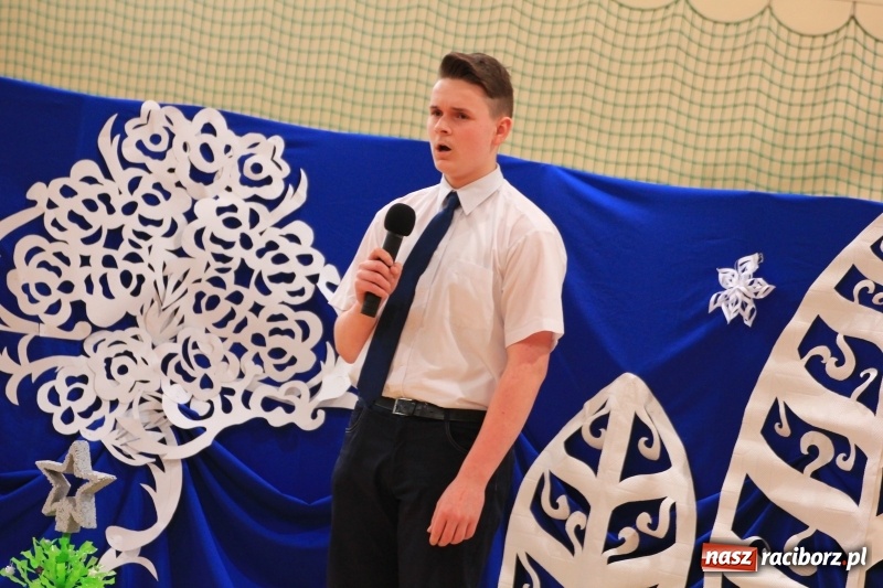 Zdjęcie w galerii na portalu naszraciborz.pl: Kolędy w języku niemieckim zabrzmiały w szkole w Kornowacu wiadomości z regionu