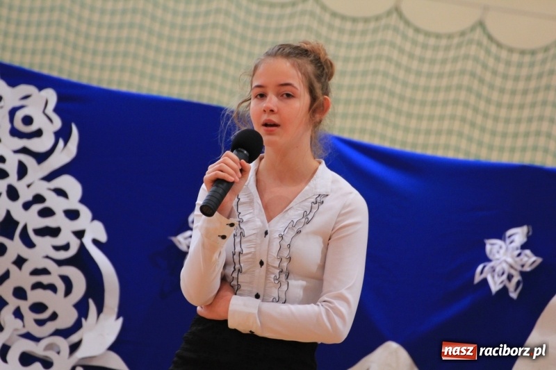 Zdjęcie w galerii na portalu naszraciborz.pl: Kolędy w języku niemieckim zabrzmiały w szkole w Kornowacu wiadomości z regionu