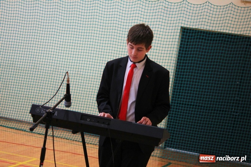 Zdjęcie w galerii na portalu naszraciborz.pl: Kolędy w języku niemieckim zabrzmiały w szkole w Kornowacu wiadomości z regionu