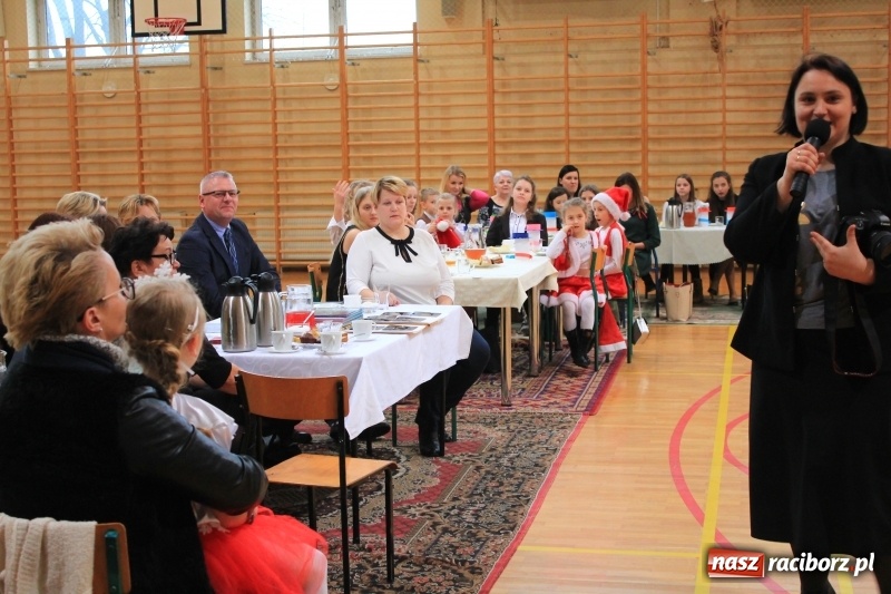 Zdjęcie w galerii na portalu naszraciborz.pl: Kolędy w języku niemieckim zabrzmiały w szkole w Kornowacu wiadomości z regionu