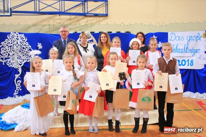 Zdjęcie w galerii na portalu naszraciborz.pl: Kolędy w języku niemieckim zabrzmiały w szkole w Kornowacu wiadomości z regionu