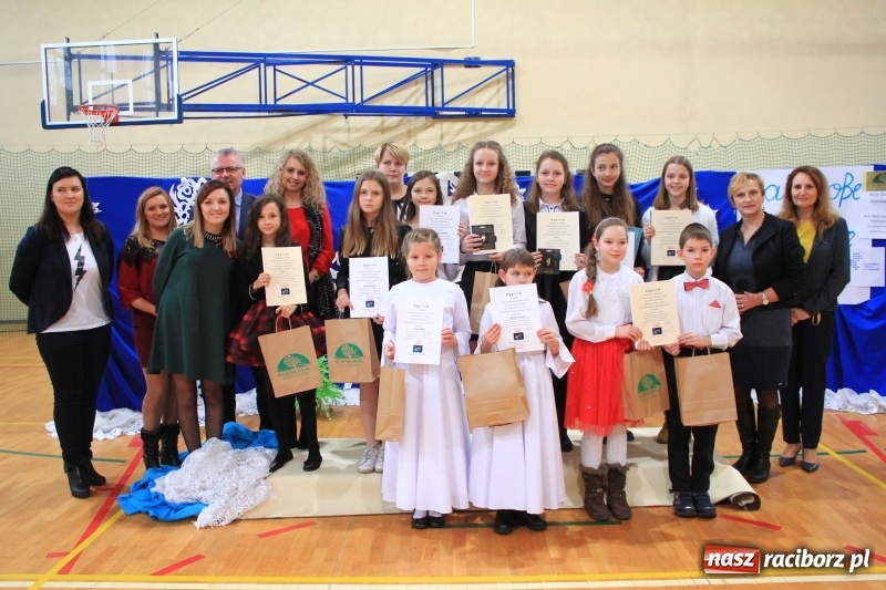 Zdjęcie w galerii na portalu naszraciborz.pl: Kolędy w języku niemieckim zabrzmiały w szkole w Kornowacu wiadomości z regionu