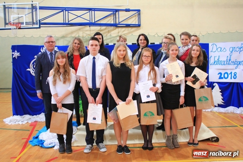 Zdjęcie w galerii na portalu naszraciborz.pl: Kolędy w języku niemieckim zabrzmiały w szkole w Kornowacu wiadomości z regionu