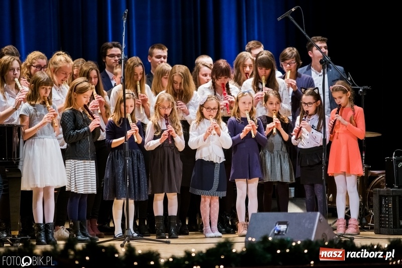Zdjęcie w galerii na portalu naszraciborz.pl: Koncert kolęd i pastorałek uczniów I LO i SP 4 wiadomości z regionu