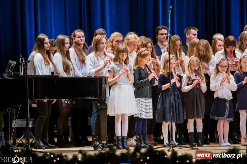 Zdjęcie w galerii na portalu naszraciborz.pl: Koncert kolęd i pastorałek uczniów I LO i SP 4 wiadomości z regionu
