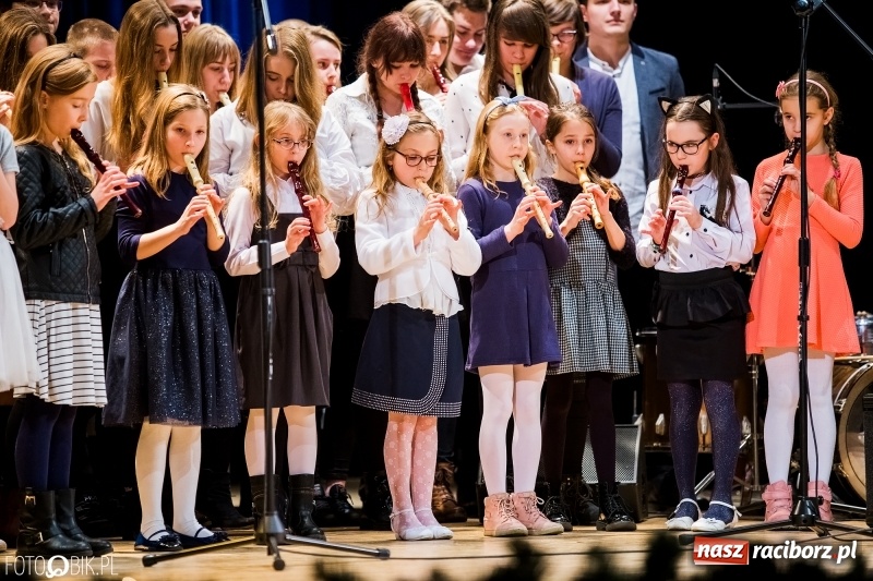 Zdjęcie w galerii na portalu naszraciborz.pl: Koncert kolęd i pastorałek uczniów I LO i SP 4 wiadomości z regionu