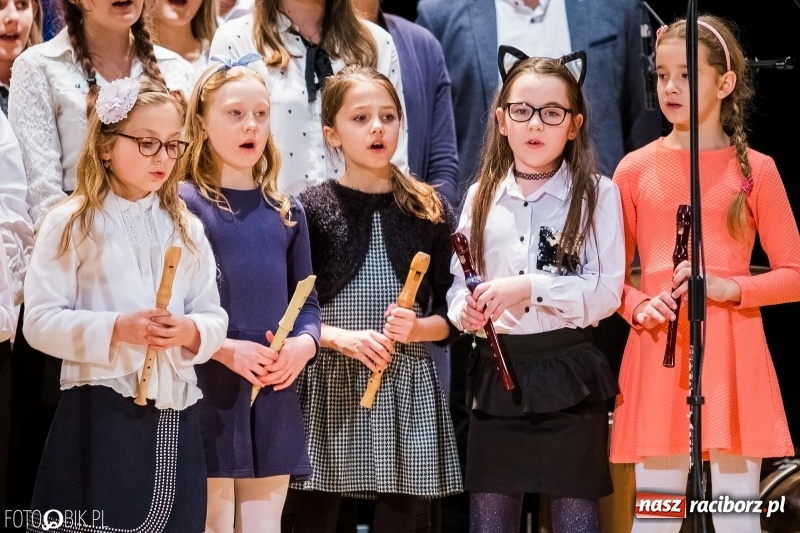 Zdjęcie w galerii na portalu naszraciborz.pl: Koncert kolęd i pastorałek uczniów I LO i SP 4 wiadomości z regionu