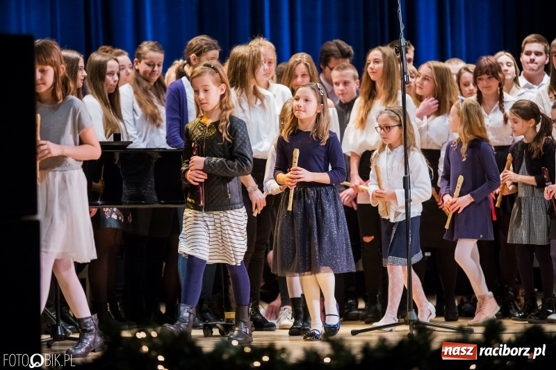 Zdjęcie w galerii na portalu naszraciborz.pl: Koncert kolęd i pastorałek uczniów I LO i SP 4 wiadomości z regionu