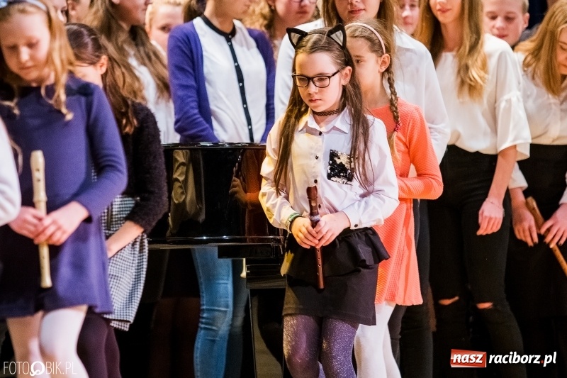 Zdjęcie w galerii na portalu naszraciborz.pl: Koncert kolęd i pastorałek uczniów I LO i SP 4 wiadomości z regionu