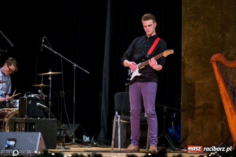 Zdjęcie w galerii na portalu naszraciborz.pl: Koncert kolęd i pastorałek uczniów I LO i SP 4 wiadomości z regionu