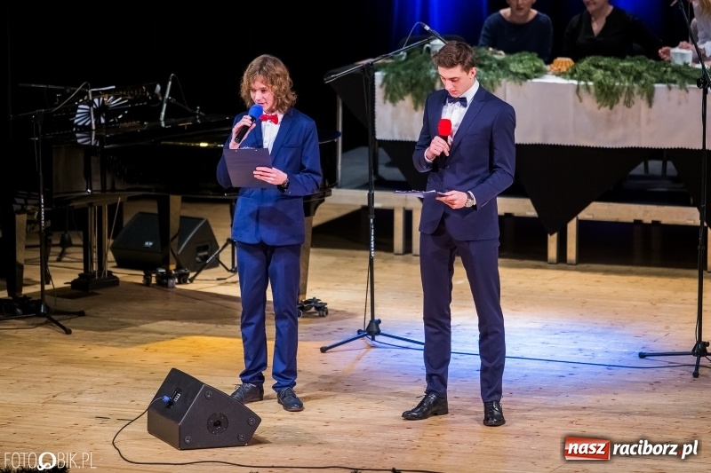 Zdjęcie w galerii na portalu naszraciborz.pl: Koncert kolęd i pastorałek uczniów I LO i SP 4 wiadomości z regionu