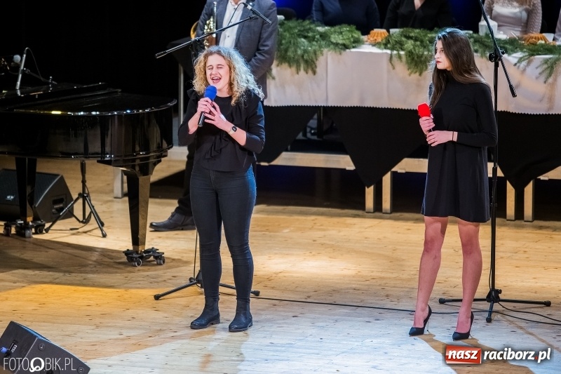Zdjęcie w galerii na portalu naszraciborz.pl: Koncert kolęd i pastorałek uczniów I LO i SP 4 wiadomości z regionu