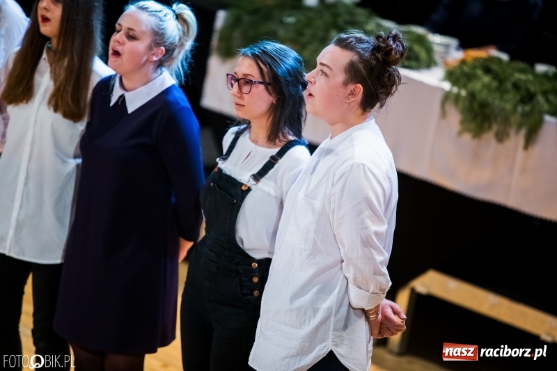 Zdjęcie w galerii na portalu naszraciborz.pl: Koncert kolęd i pastorałek uczniów I LO i SP 4 wiadomości z regionu