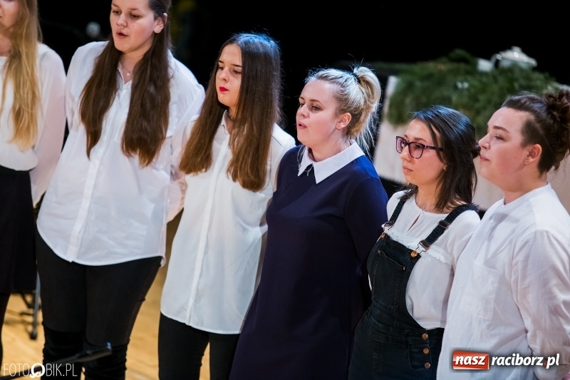 Zdjęcie w galerii na portalu naszraciborz.pl: Koncert kolęd i pastorałek uczniów I LO i SP 4 wiadomości z regionu