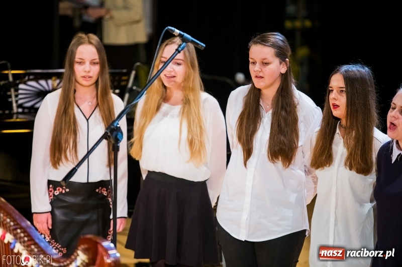 Zdjęcie w galerii na portalu naszraciborz.pl: Koncert kolęd i pastorałek uczniów I LO i SP 4 wiadomości z regionu