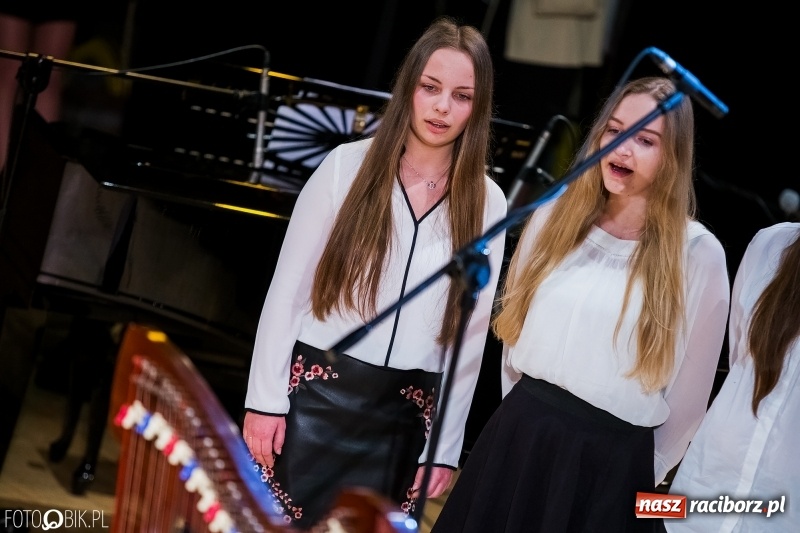 Zdjęcie w galerii na portalu naszraciborz.pl: Koncert kolęd i pastorałek uczniów I LO i SP 4 wiadomości z regionu