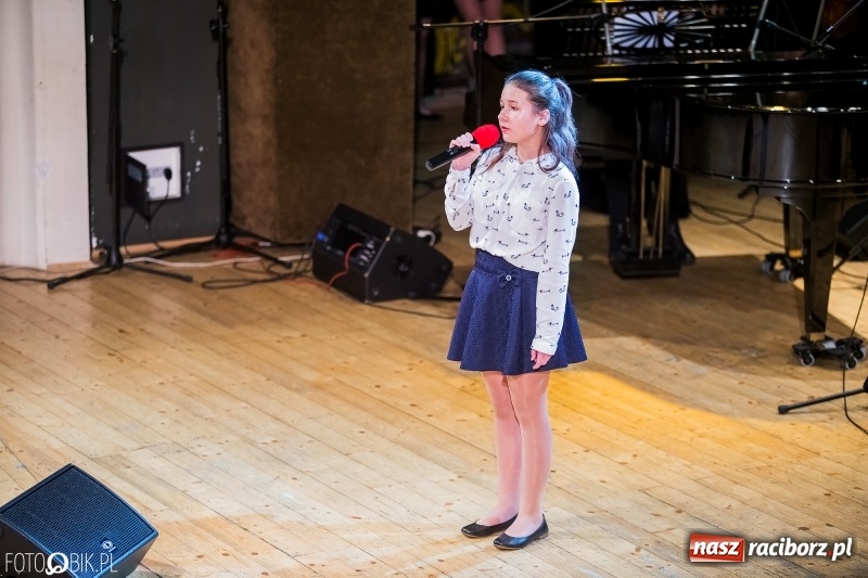 Zdjęcie w galerii na portalu naszraciborz.pl: Koncert kolęd i pastorałek uczniów I LO i SP 4 wiadomości z regionu