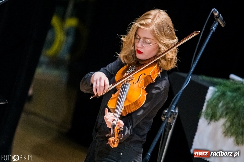 Zdjęcie w galerii na portalu naszraciborz.pl: Koncert kolęd i pastorałek uczniów I LO i SP 4 wiadomości z regionu