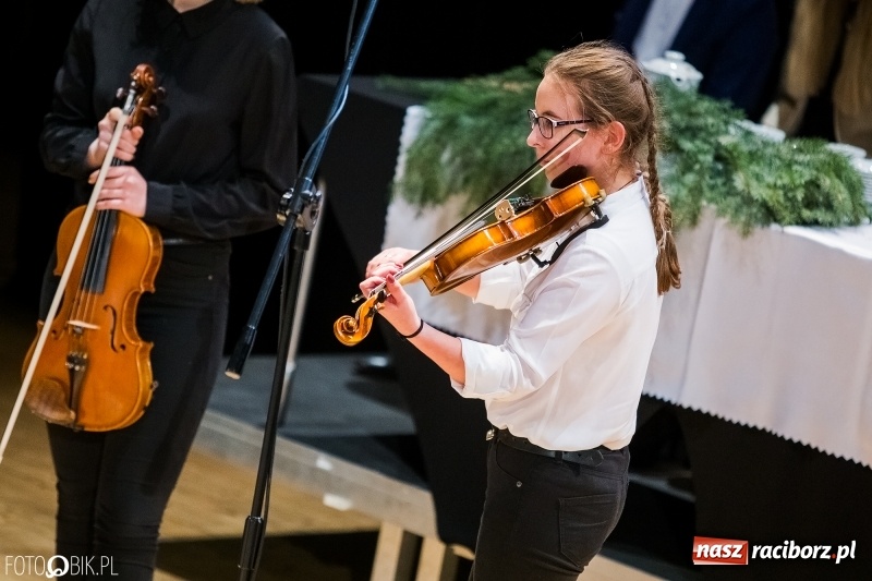 Zdjęcie w galerii na portalu naszraciborz.pl: Koncert kolęd i pastorałek uczniów I LO i SP 4 wiadomości z regionu