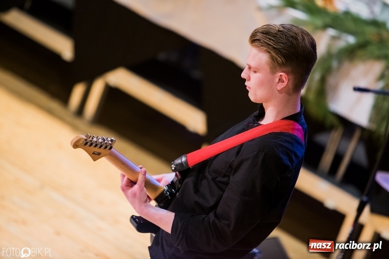 Zdjęcie w galerii na portalu naszraciborz.pl: Koncert kolęd i pastorałek uczniów I LO i SP 4 wiadomości z regionu