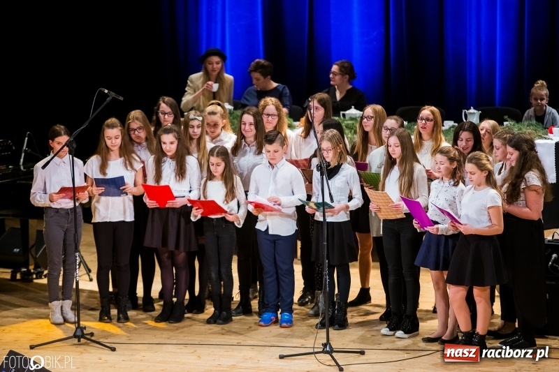 Zdjęcie w galerii na portalu naszraciborz.pl: Koncert kolęd i pastorałek uczniów I LO i SP 4 wiadomości z regionu