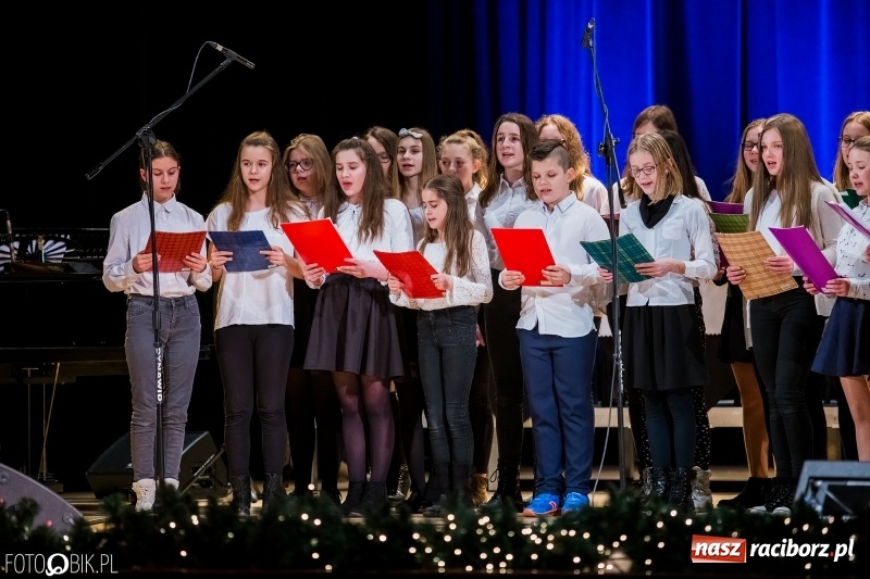 Zdjęcie w galerii na portalu naszraciborz.pl: Koncert kolęd i pastorałek uczniów I LO i SP 4 wiadomości z regionu