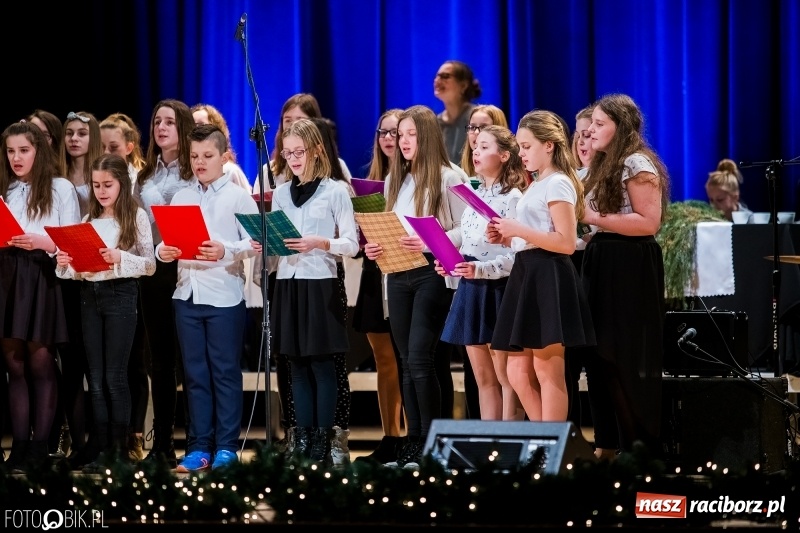 Zdjęcie w galerii na portalu naszraciborz.pl: Koncert kolęd i pastorałek uczniów I LO i SP 4 wiadomości z regionu