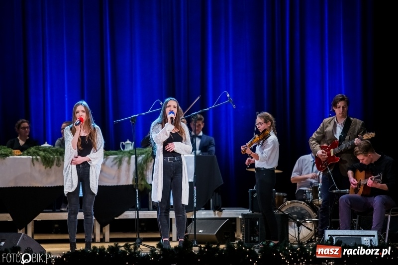 Zdjęcie w galerii na portalu naszraciborz.pl: Koncert kolęd i pastorałek uczniów I LO i SP 4 wiadomości z regionu