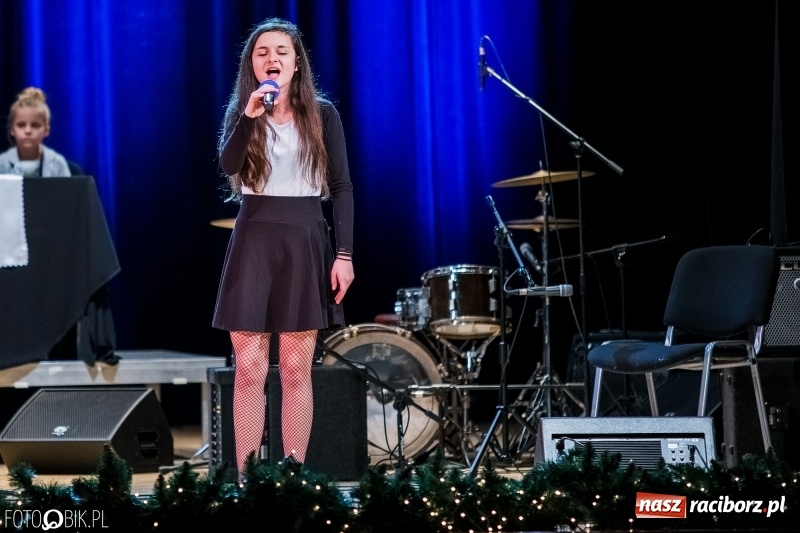 Zdjęcie w galerii na portalu naszraciborz.pl: Koncert kolęd i pastorałek uczniów I LO i SP 4 wiadomości z regionu