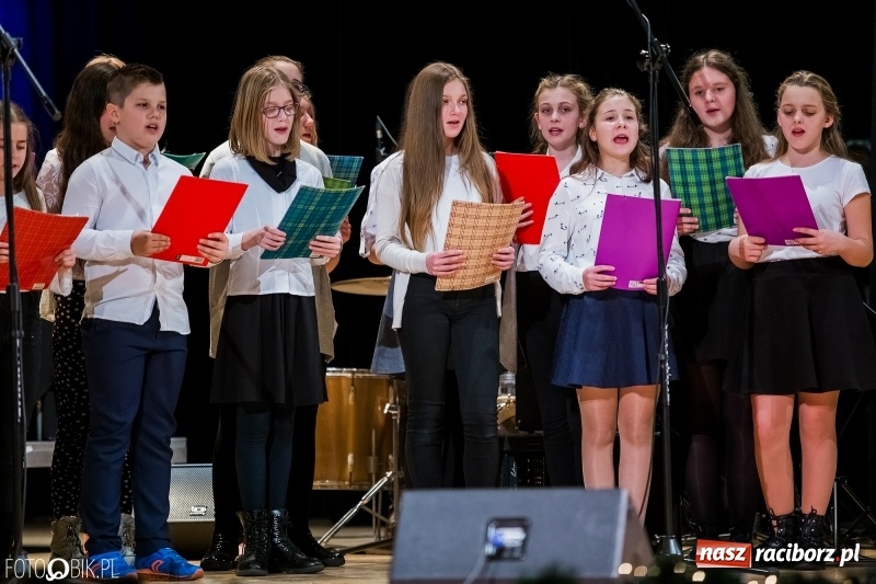 Zdjęcie w galerii na portalu naszraciborz.pl: Koncert kolęd i pastorałek uczniów I LO i SP 4 wiadomości z regionu
