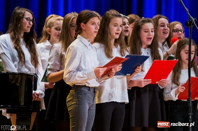 Zdjęcie w galerii na portalu naszraciborz.pl: Koncert kolęd i pastorałek uczniów I LO i SP 4 wiadomości z regionu