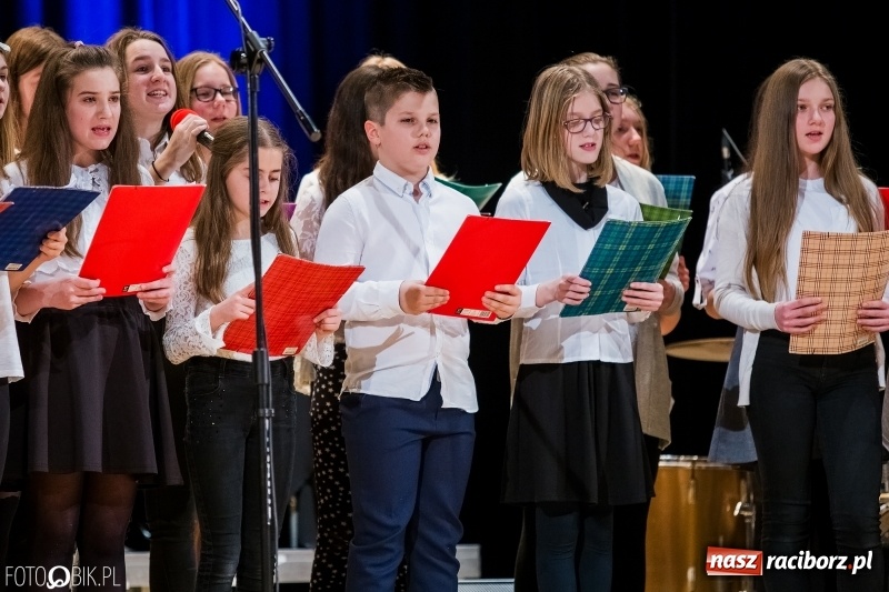 Zdjęcie w galerii na portalu naszraciborz.pl: Koncert kolęd i pastorałek uczniów I LO i SP 4 wiadomości z regionu
