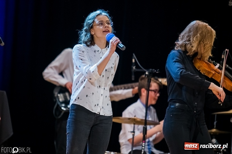 Zdjęcie w galerii na portalu naszraciborz.pl: Koncert kolęd i pastorałek uczniów I LO i SP 4 wiadomości z regionu