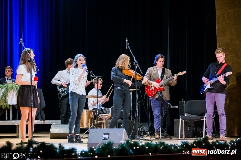 Zdjęcie w galerii na portalu naszraciborz.pl: Koncert kolęd i pastorałek uczniów I LO i SP 4 wiadomości z regionu