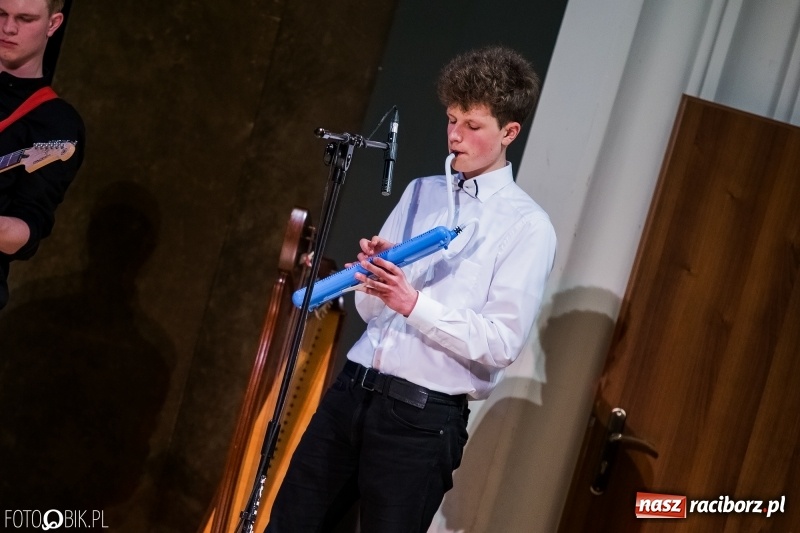 Zdjęcie w galerii na portalu naszraciborz.pl: Koncert kolęd i pastorałek uczniów I LO i SP 4 wiadomości z regionu