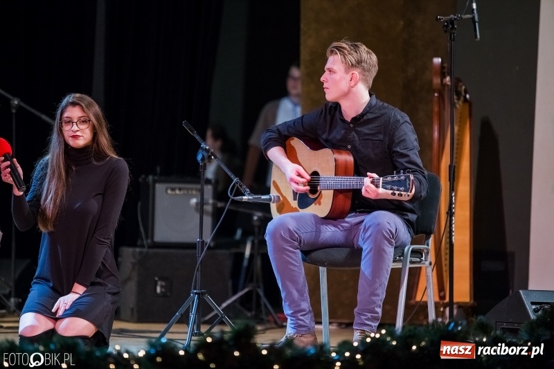 Zdjęcie w galerii na portalu naszraciborz.pl: Koncert kolęd i pastorałek uczniów I LO i SP 4 wiadomości z regionu