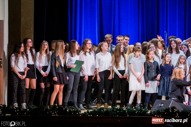 Zdjęcie w galerii na portalu naszraciborz.pl: Koncert kolęd i pastorałek uczniów I LO i SP 4 wiadomości z regionu