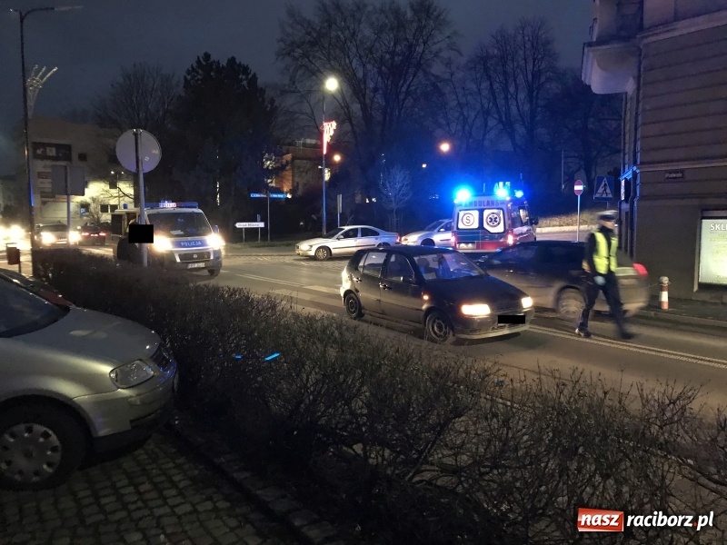 Zdjęcie w galerii na portalu naszraciborz.pl: Piątkowy wypadek na Podwalu. 82-latka z obrażeniami trafiła do szpitala wiadomości z regionu